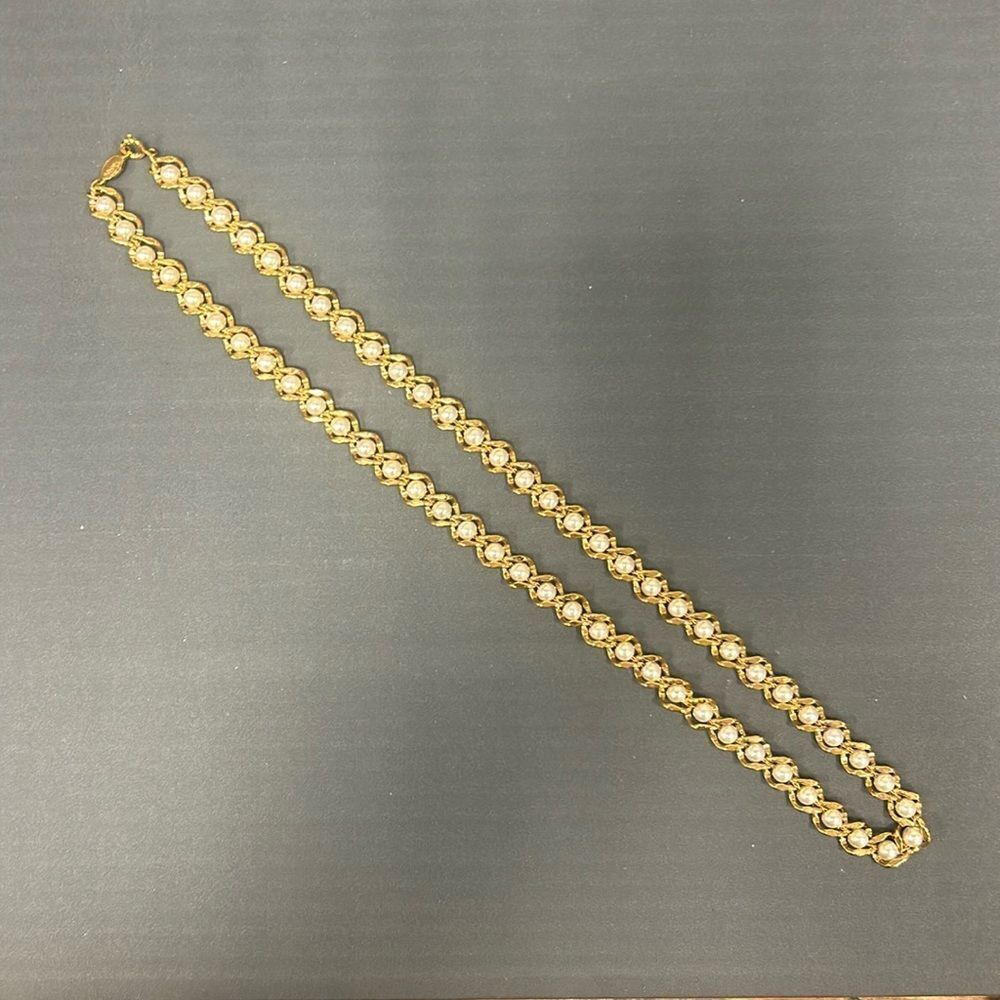 Vintage NAPIER Gold and Pearl Necklace. WA178